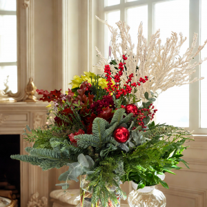 Ramo de Navidad elegante con abeto, eucalipto, ilex rojo, ramas blanqueadas y esferas rojas en jarrón de cristal – Danka Floristas