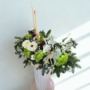 Centro de Navidad blanco y verde con dos velas, gerberas, hortensias, paniculata, piñas y abeto – Danka Floristas
