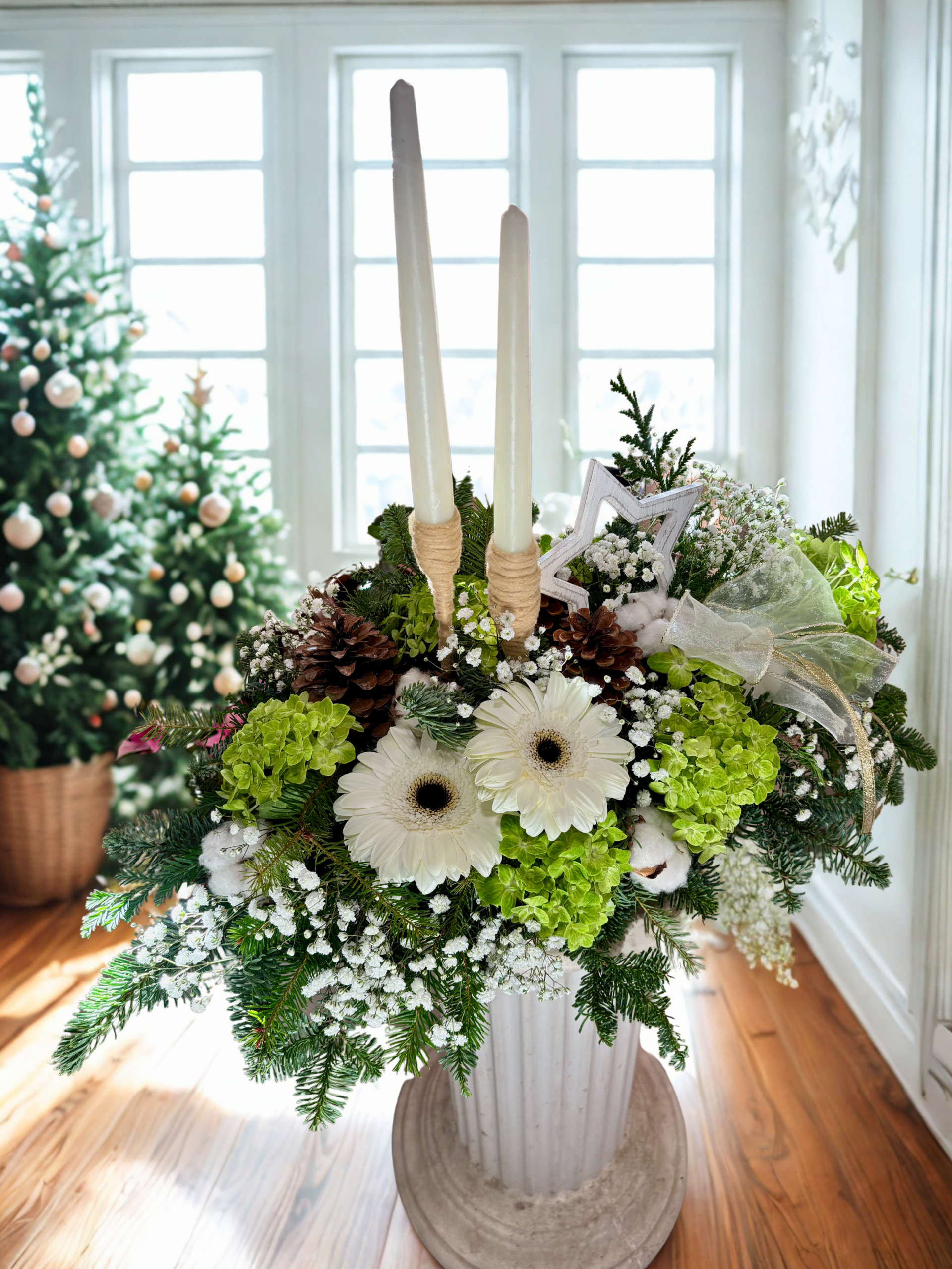 Centro de Navidad blanco y verde con dos velas, gerberas, hortensias, paniculata, piñas y abeto – Danka Floristas